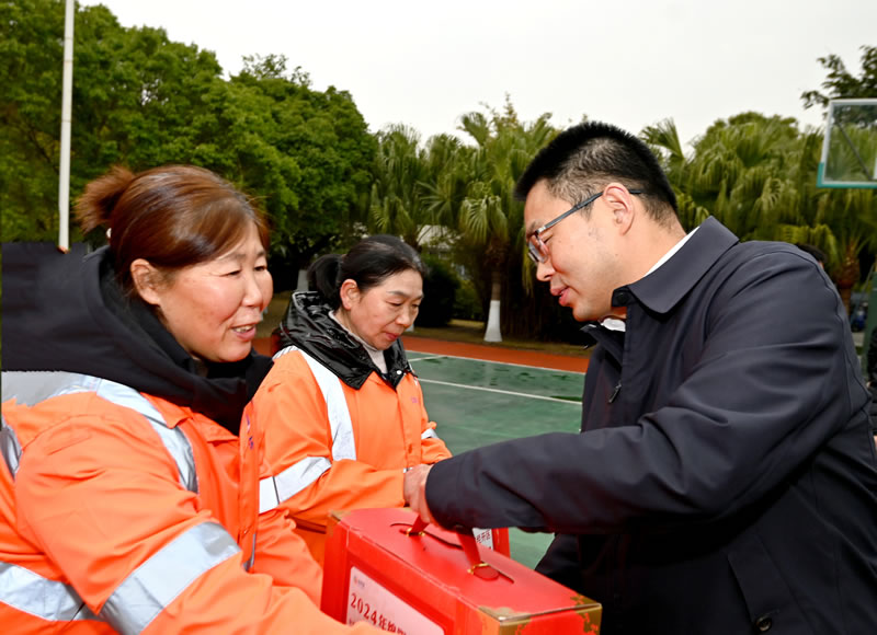 谷雨看望慰问一线环卫工人.jpg